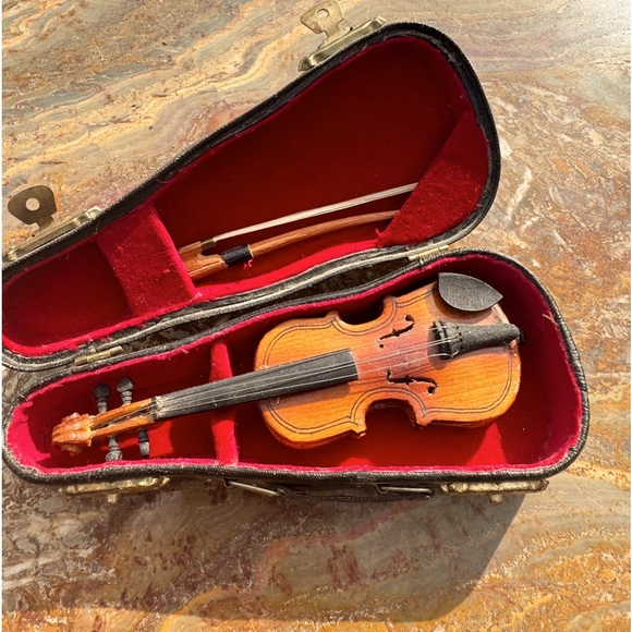 REALISTIC MINITURE VIOLIN AND CASE Host Pick!🎉 - Picture 6 of 12